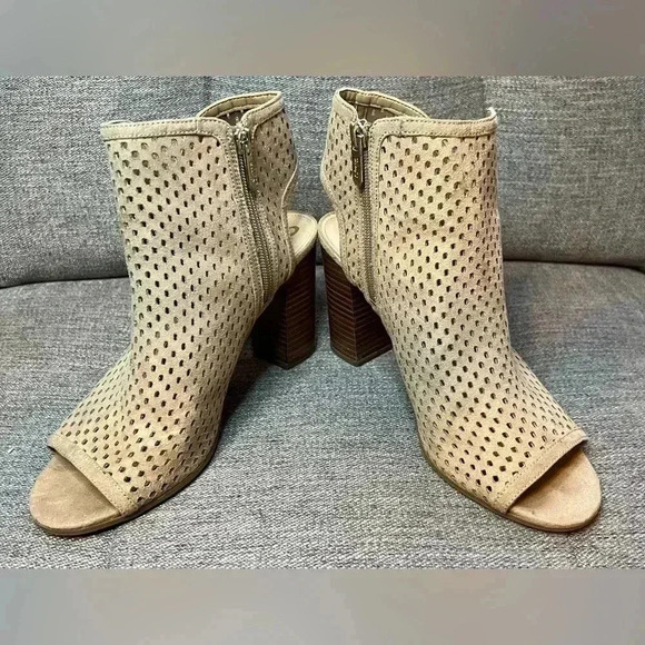 Like New! Circus by Sam Edelman Open Toe Block Heel Booties, Tan, Size 8.5 - Picture 2 of 9